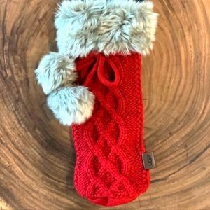 New UGG Christmas Cable Knit Red Wine Bottle Holder Gift Faux Fur with Poms
